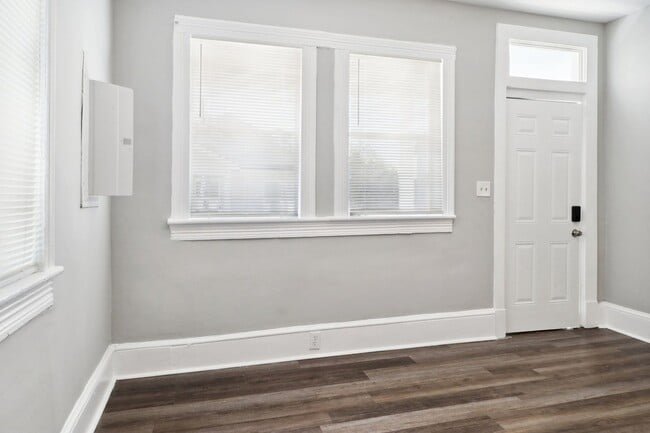 Building Photo - 504 W 48th St