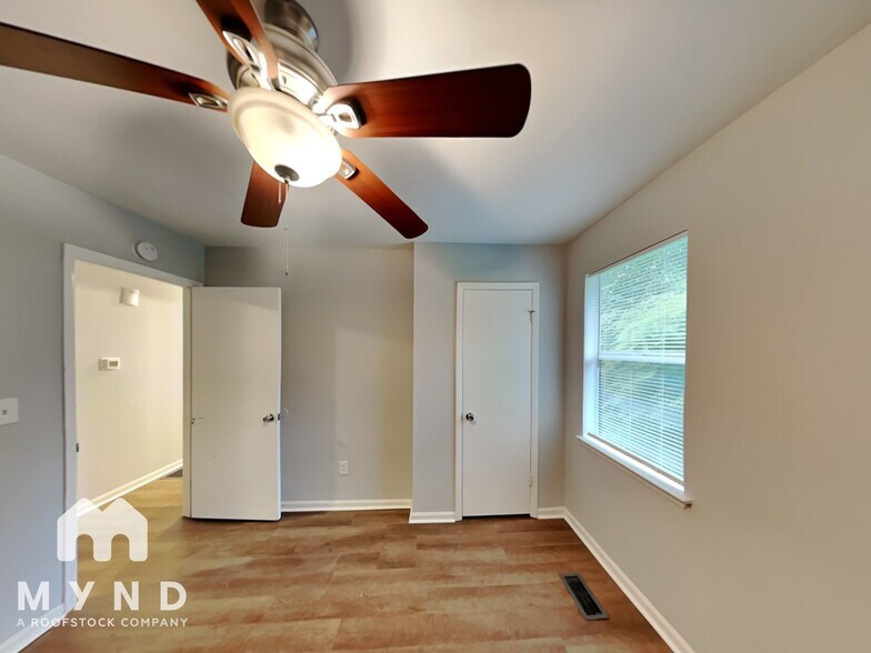 Building Photo - 5927 Creekwood Rd