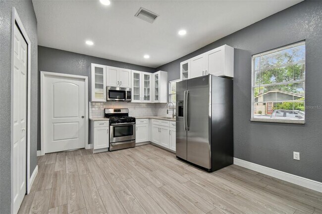 Building Photo - 6810 N Navin Ave