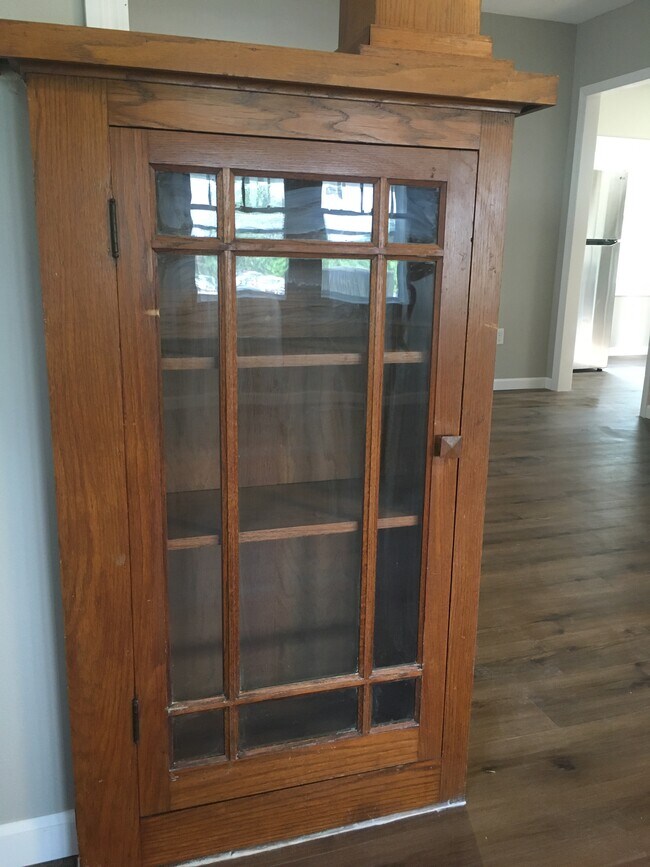 Building Photo - 1530 E 14th St