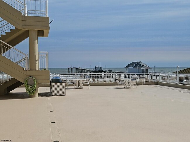 Building Photo - 6100 Boardwalk