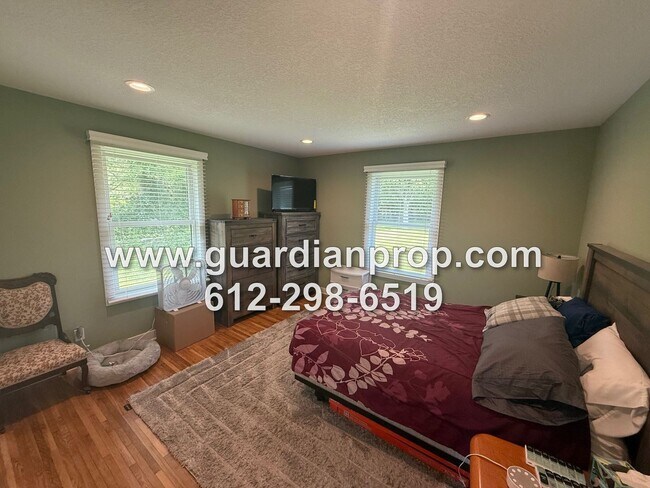 Building Photo - Fully Updated House on 3 1/2 Acres for Oct...