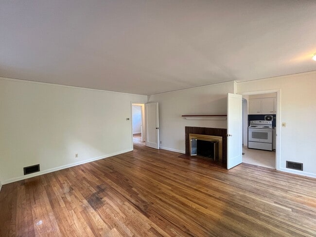 Building Photo - Wonderful 2 Bd 1 Ba home in Woodstock! Covered driveway, Large yard and Shop/Shed !!!