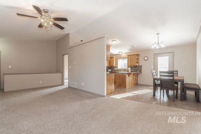 Building Photo - 2221 Frontier Dr