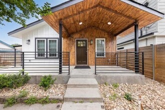 Building Photo - 2319 Santa Rita St