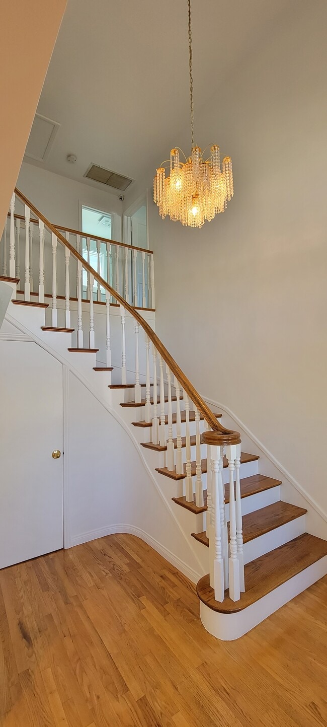 Building Photo - 661 Warner Ave