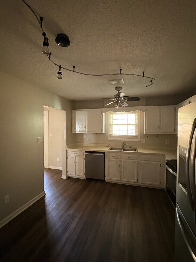 Building Photo - 502 W Hilltop Ct