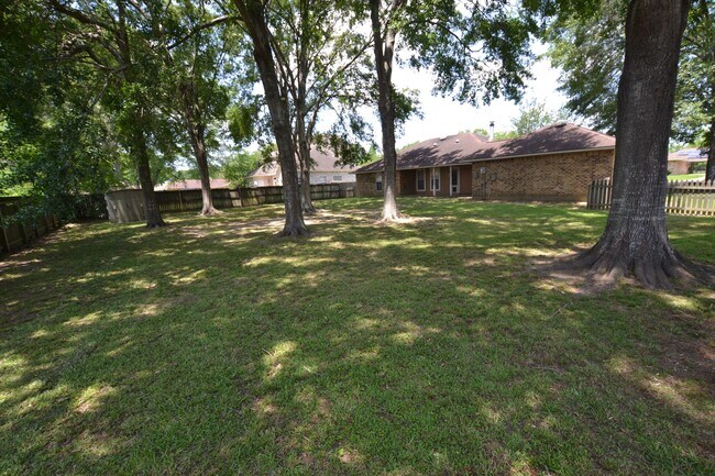 Building Photo - Zachary School District! 3 bedroom, 2 bath home in coveted Marita Terrace Subdivision