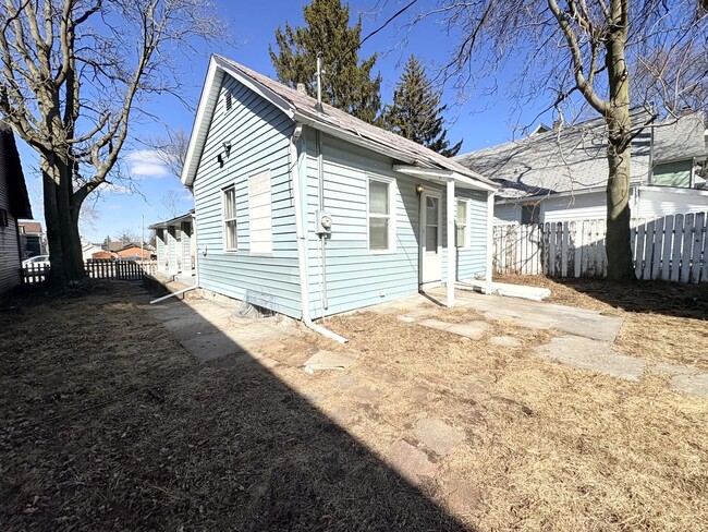 Primary Photo - Charming 2 Bedroom Home for Rent & In Grea...