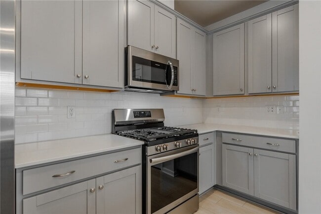 Building Photo - 14 Loebner Ln