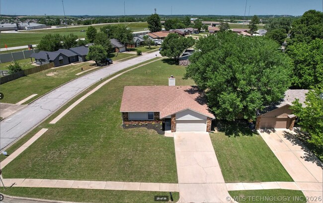 Building Photo - Charming 3-Bed Jenks Home Near Tulsa Hills – Large Corner Lot!