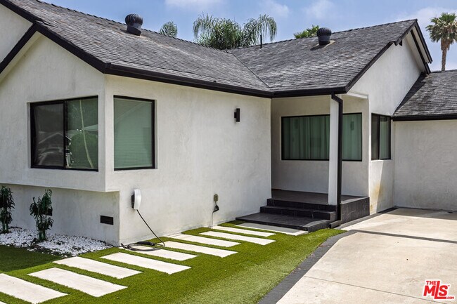 Building Photo - 6610 Farralone Ave