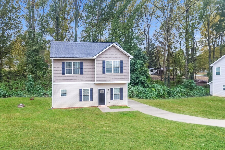 Building Photo - 606 E Texas Ave