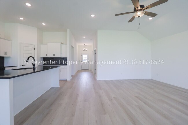 Building Photo - 2908 S Redwood Ave