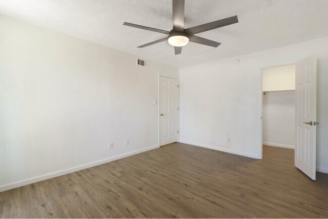 Building Photo - 1620 N Wilmot Rd