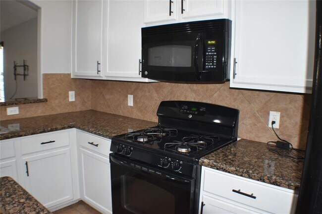 Building Photo - 2602 Lexington Park Dr