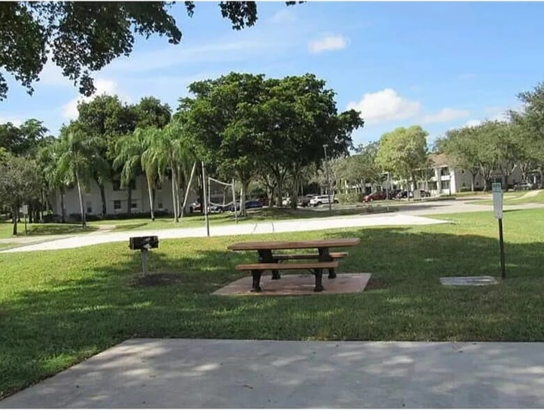 Building Photo - 721 Lyons Rd