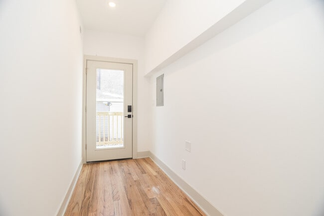 Building Photo - 2028 N Oakley Ave