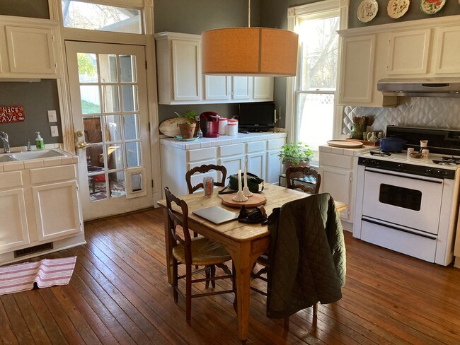 Building Photo - Charming Sylvan Park Victorian