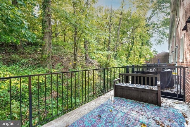 Building Photo - 2601 S Walter Reed Dr