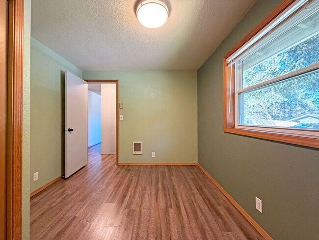 Building Photo - 24712 Parkside Dr