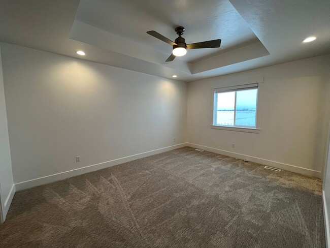 Building Photo - 3 Bed, 2 Bath Town Home w/ 2 Car Garage - ...