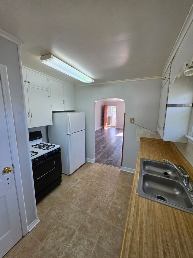 Building Photo - 1021 Dilger Ave