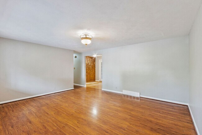 Building Photo - 400 Tedmon Dr
