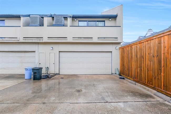 Building Photo - 1112 Bering Dr