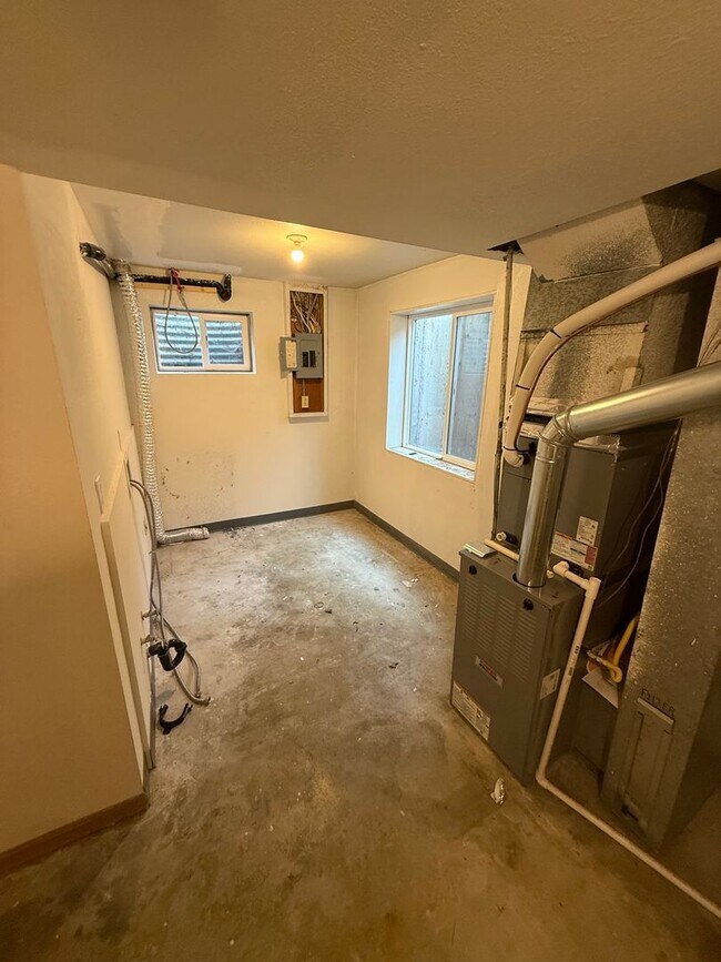 Building Photo - 1402/1404T