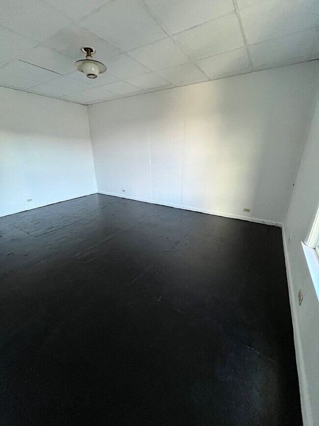 Building Photo - 2029 Commercial Ave