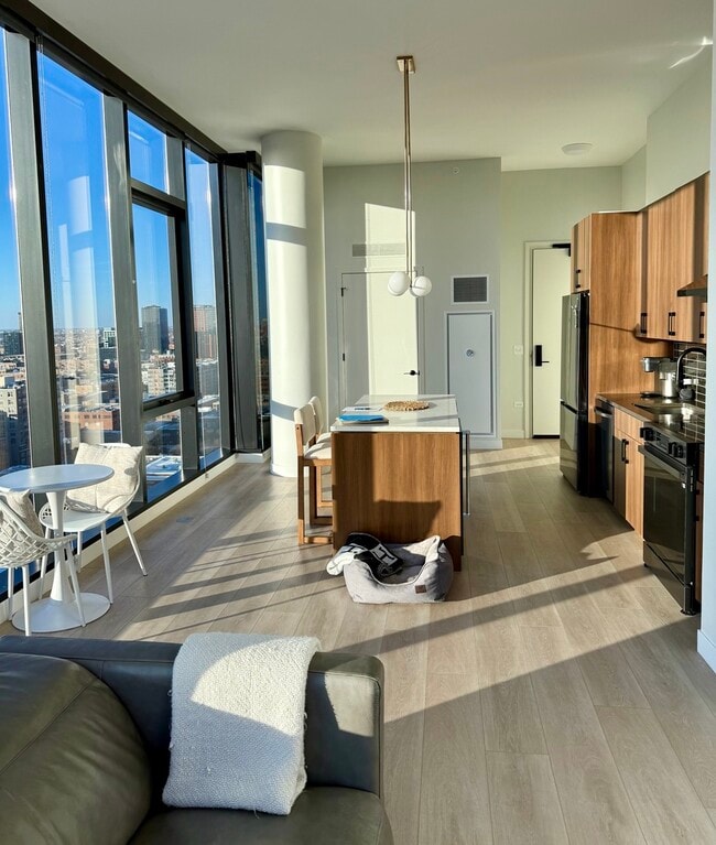 Building Photo - 1101 W Van Buren St