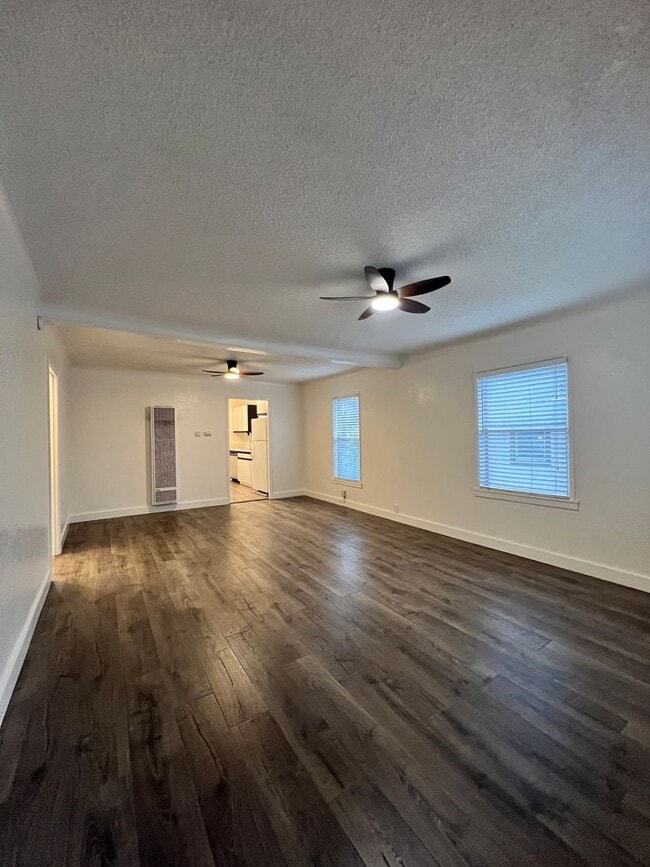 Building Photo - Coombs