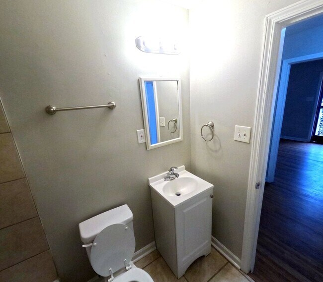 Building Photo - Renovated 4 Bed 1 Bath