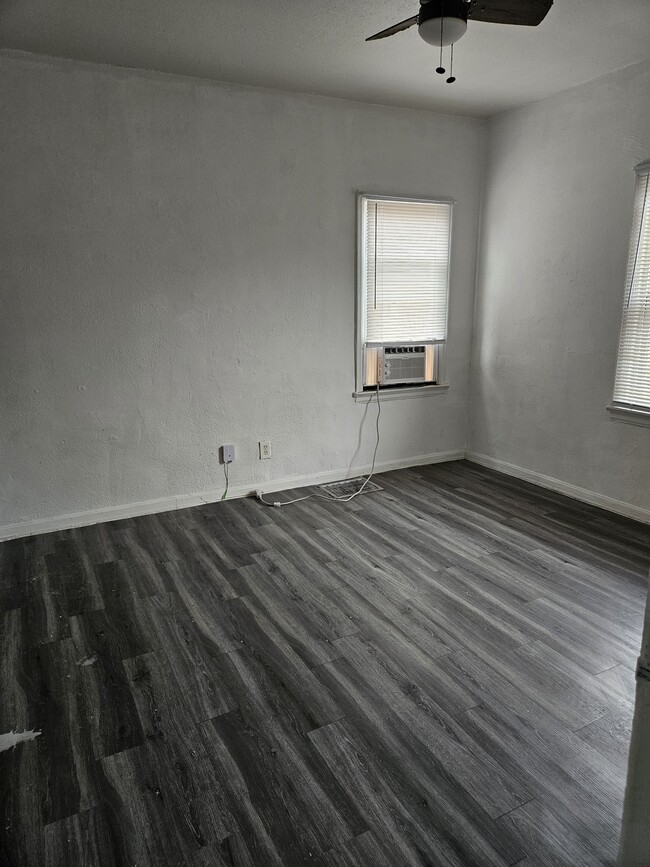 Building Photo - 805 E 7th St