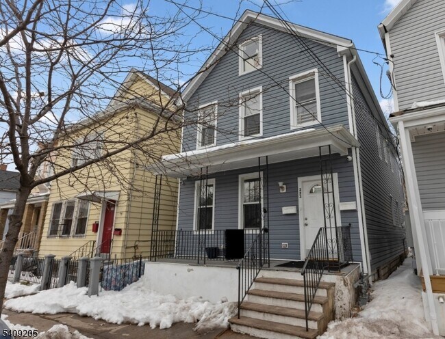 Building Photo - 223 Pine St