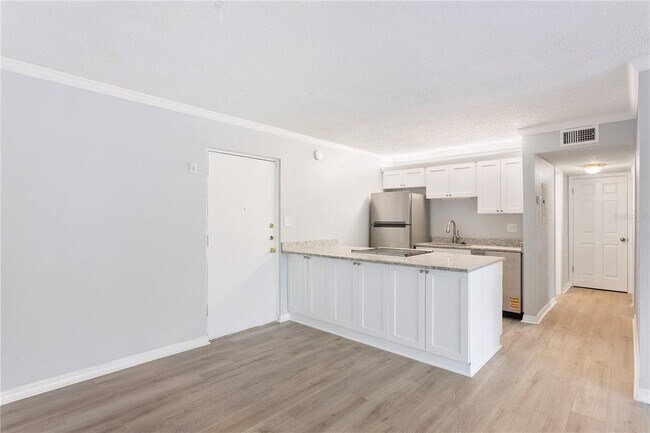 Building Photo - 2302 S Manhattan Ave