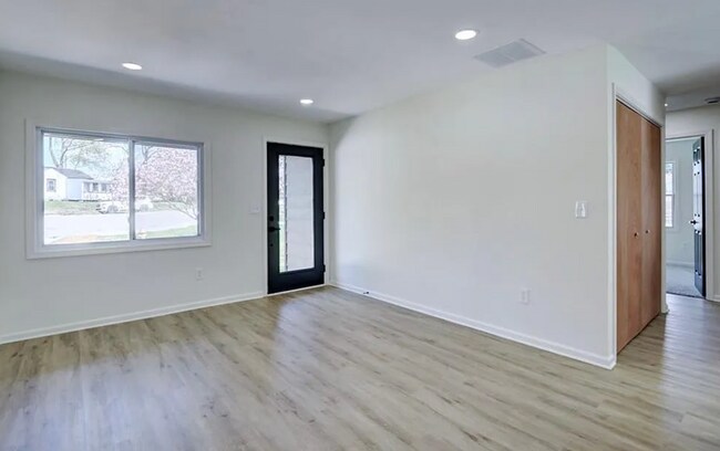 Building Photo - Beautifully remodeled 4-bedroom, 2-bath ho...