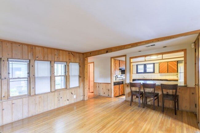 Building Photo - Adorable 2BR Carriage House Minutes from D...