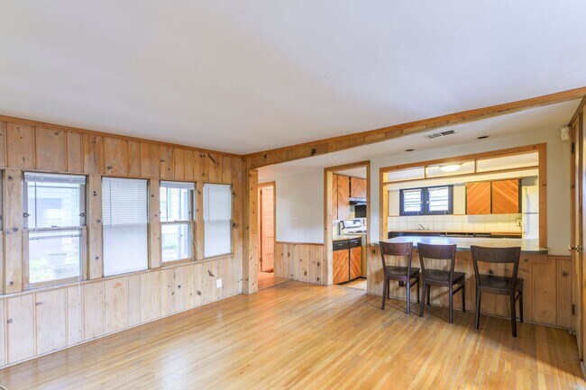 Building Photo - Adorable 2BR Carriage House Minutes from Downtown Mpls!