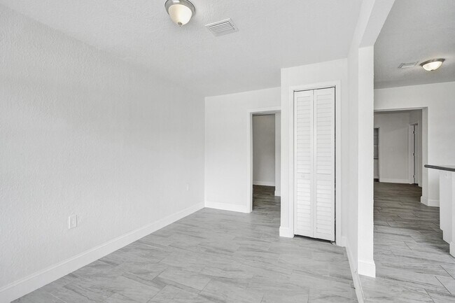 Building Photo - 651 SW 15th St