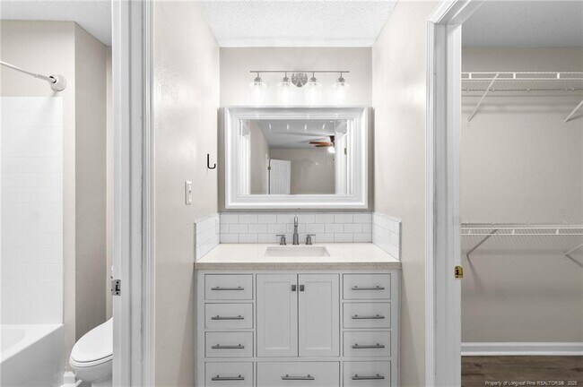 Building Photo - 2713 Leabrook Dr