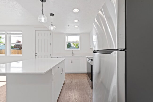 Building Photo - "Discover Comfort & Style: Spacious 3-Bed,...
