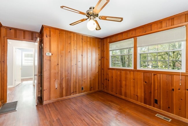 Building Photo - Classic Mid-Century Ranch Charlotte Park Available!