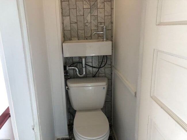 Building Photo - Historic 2-bedroom, 1.5 bath home in the h...