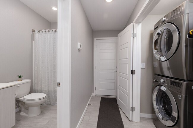 Building Photo - Luxury Summerlin townhome in resort style gated community