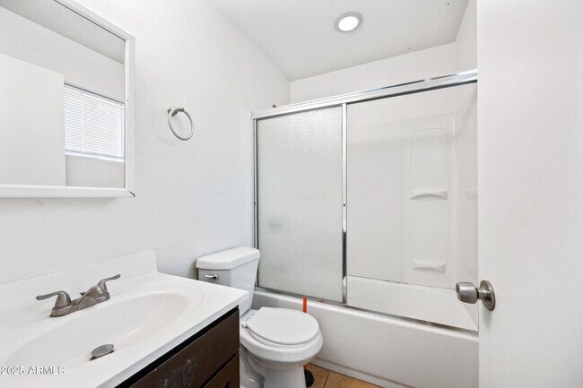 Building Photo - 3949 E Earll Dr