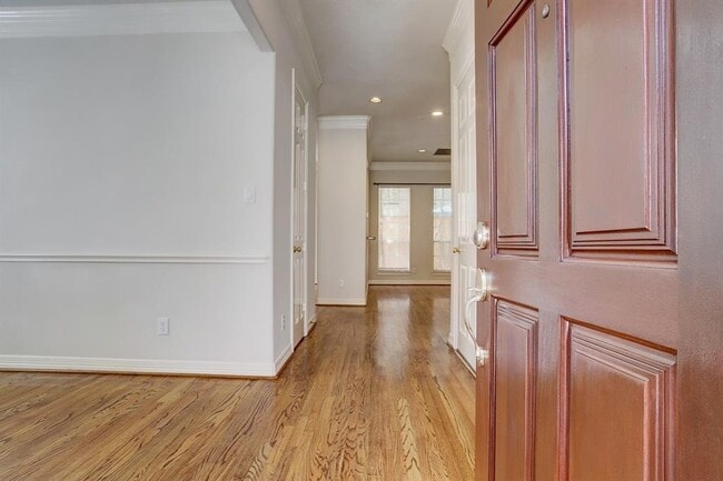 Building Photo - 2822 Briarhurst Park