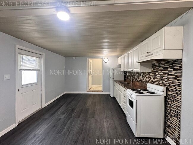 Building Photo - 2 Spacious Bedrooms and 2 Modern Bathrooms...