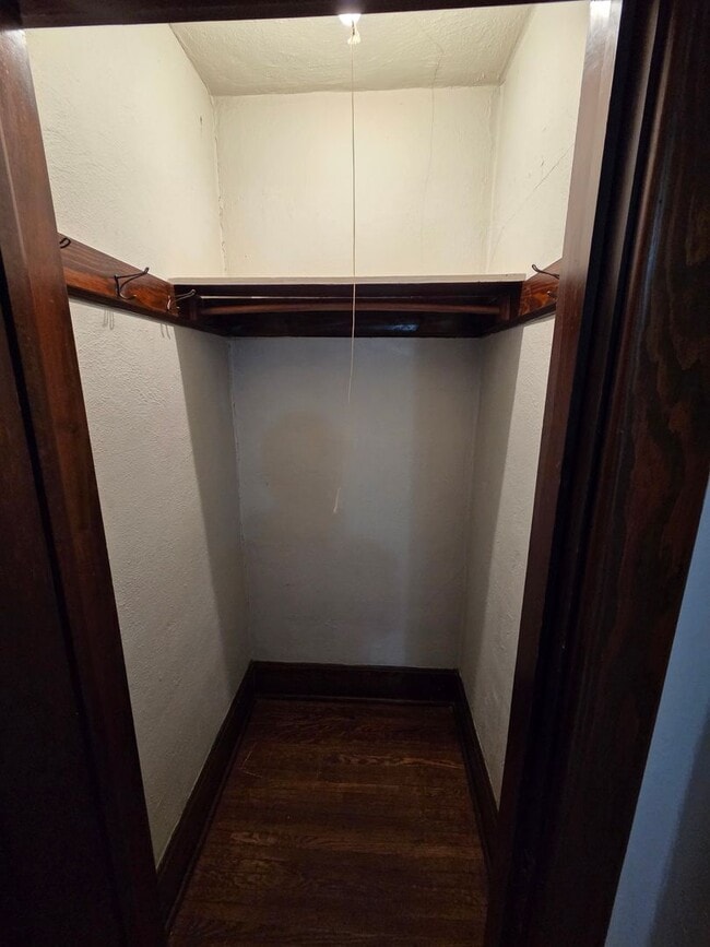 Building Photo - Beautiful and large Cedar Falls House